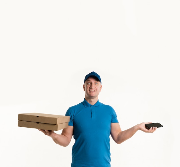Livreur avec des boîtes à pizza et smartphone