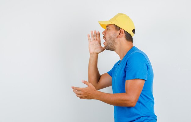 Livreur criant à quelqu'un en t-shirt bleu