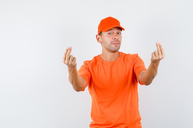 Livreur faisant des gestes avec les doigts en t-shirt et casquette orange et à la bonne humeur
