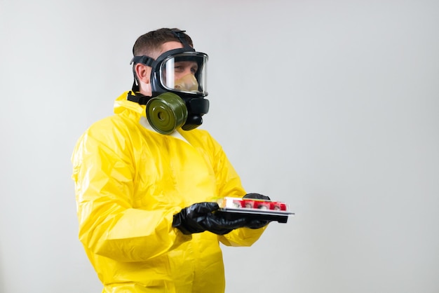 Un livreur de nourriture dans un costume jaune et un masque à gaz protecteur
