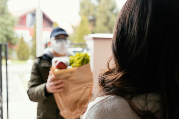 Photo gratuite livreur avec paquet de nourriture