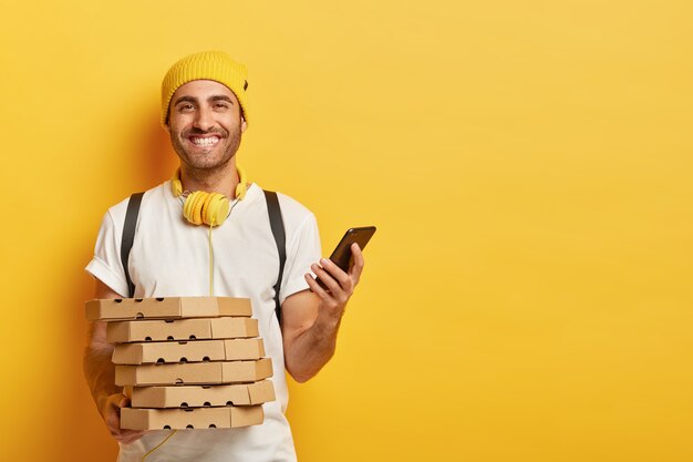 Livreur positif avec des boîtes à pizza