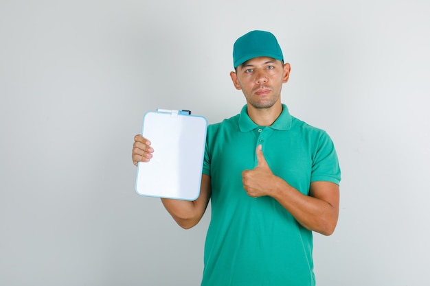 Livreur en t-shirt vert et casquette montrant le pouce vers le haut avec planche