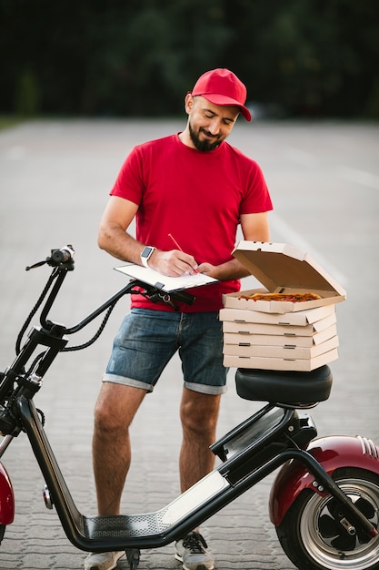 Livreur de tir complet écrit dans le presse-papiers