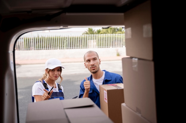 Photo gratuite livreurs de coups moyens avec des packs