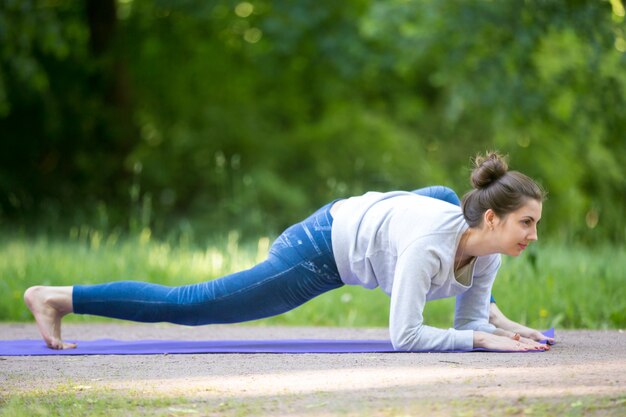 Lizard yoga pose dans l&#39;allée du parc