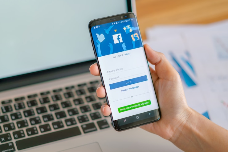 Photo gratuit loei, thaïlande - 10 mai 2017: main tenant samsung s8 avec une application mobile pour facebook sur l'écran.