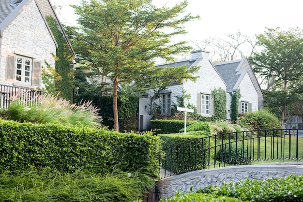 Logement et jardin de banlieue