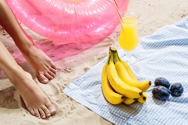 Loisirs d'été Cocktails de fruits plage et divertissement après une baignade joyeuse