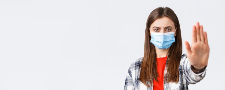Photo gratuit loisirs liés à l'épidémie de coronavirus sur la distance sociale de quarantaine et le concept d'émotions gros plan de graves