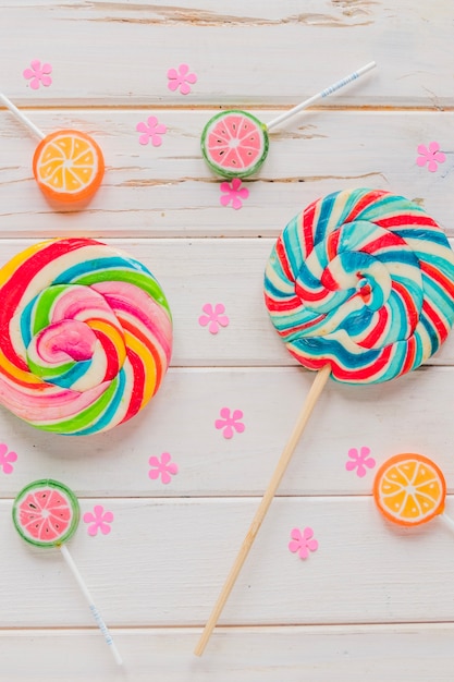 Photo gratuite lollipops aux bonbons lumineux