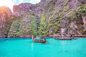 Photo gratuite long bateau et eau bleue à maya bay dans l'île de phi phi, krabi en thaïlande.