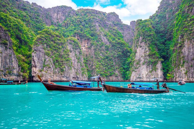 Long bateau et eau bleue à Maya Bay dans l'île de Phi Phi, Krabi en Thaïlande.