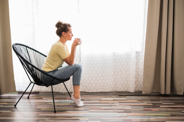 Long coup de femme assise sur une chaise