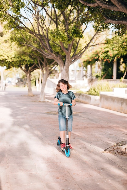 Long coup de garçon avec scooter