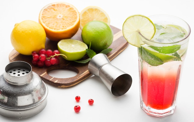 Long drink à angle élevé avec des fruits sur une planche à découper