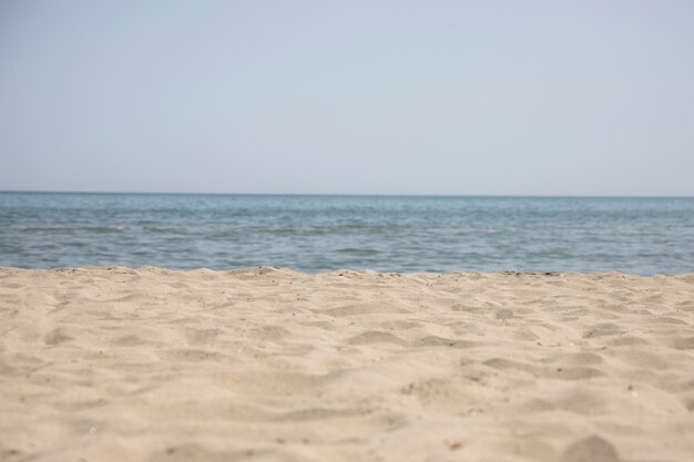 Long plan du bord de mer sur la plage d&#39;été