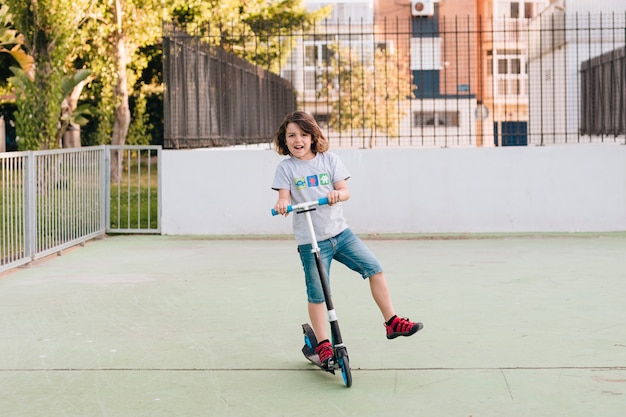 Long plan du garçon en scooter