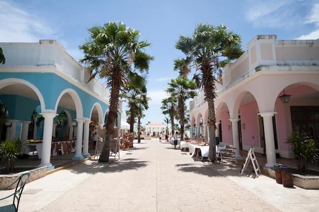 Long plan de la rue dans la station touristique tropicale