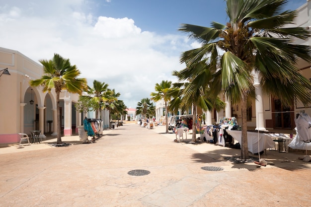 Long plan de la rue dans la station touristique tropicale