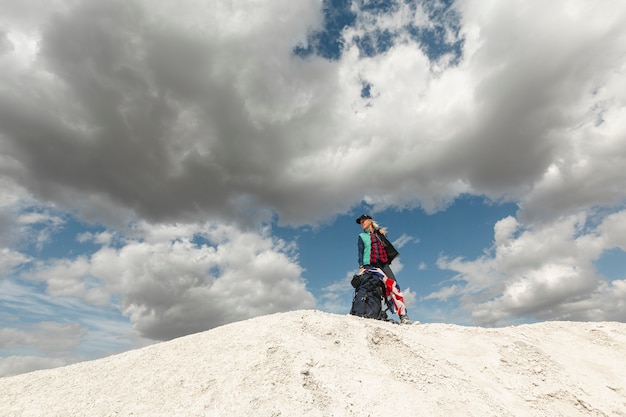 Long shot adulte voyageur en plein air