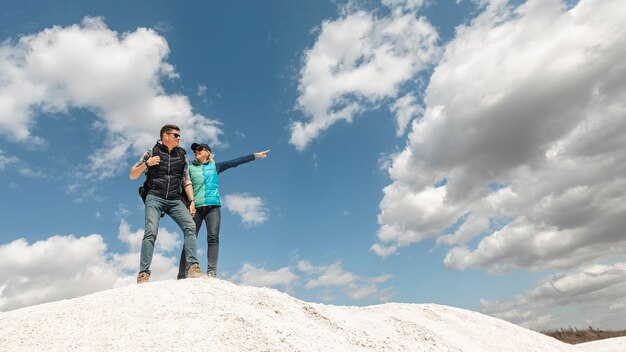 Long shot couple up sur une colline