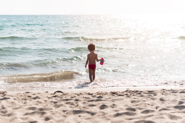 Long shot avec l&#39;enfant dans l&#39;eau