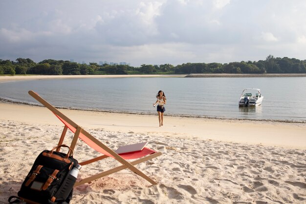 Long shot femme marchant sur la plage