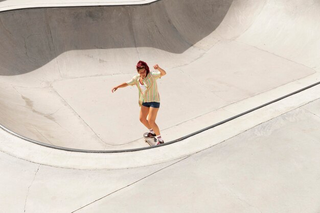 Long shot femme sur skateboard