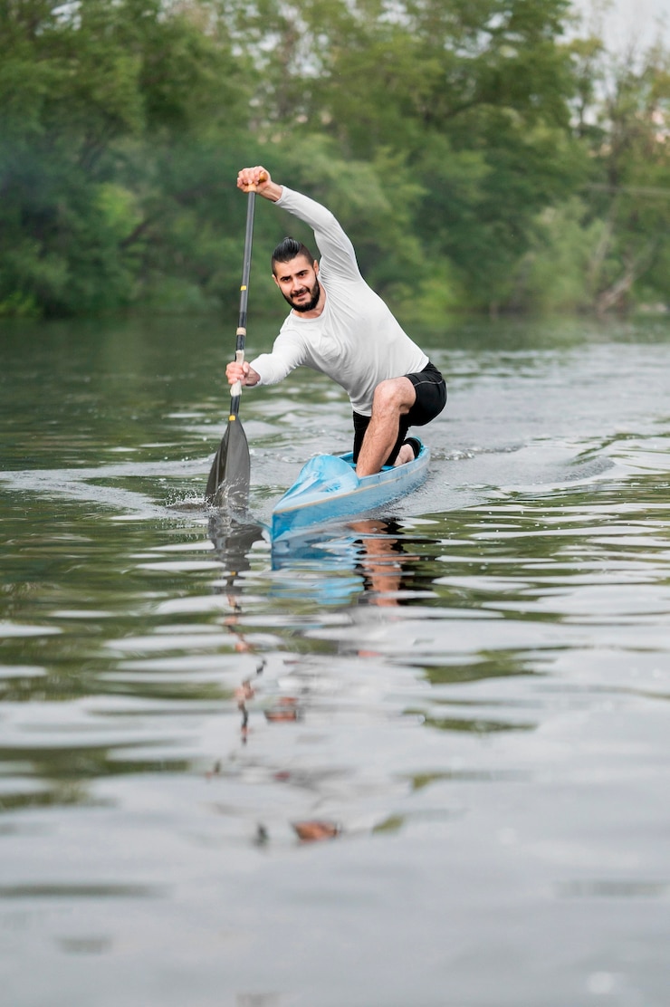 Photo gratuit long shot homme d'aviron à l'extérieur