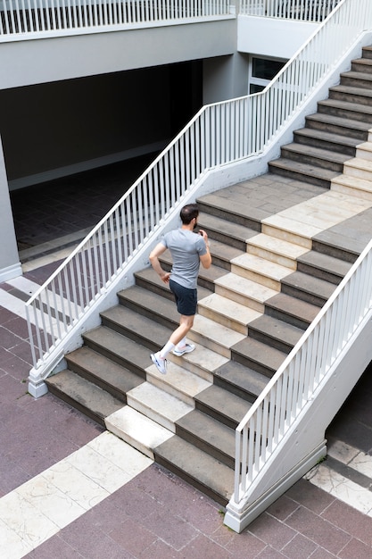 Long shot homme qui court dans les escaliers