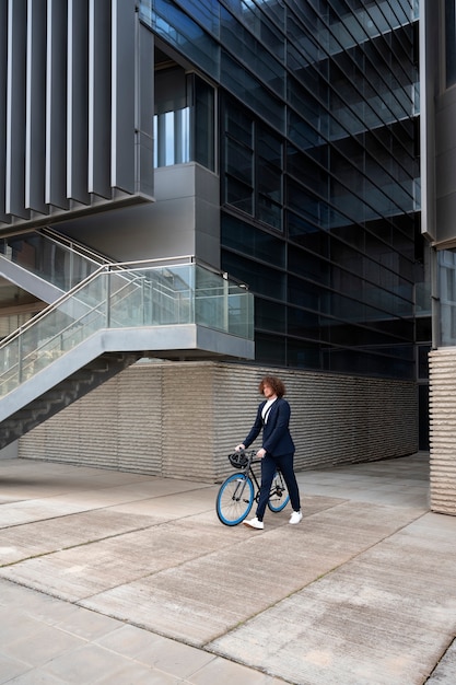 Long shot homme avec vélo va au travail