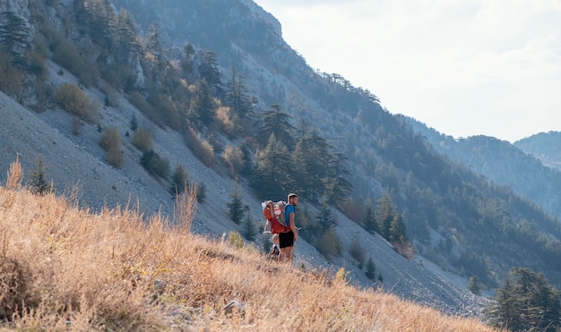 Long shot homme voyageant dans la nature