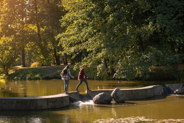 Photo gratuite long shot joli couple marchant dans la nature