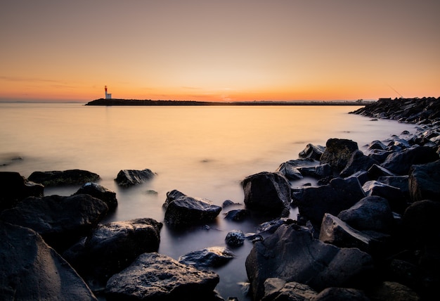 Photo gratuite long shot magnifique coucher de soleil sur un port brumeux