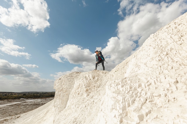 Long shot voyageur sur une montagne