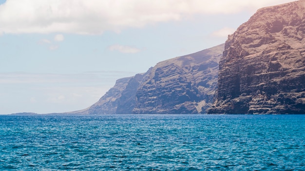 Longue côte de falaise avec de l&#39;eau cristalline