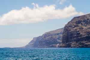 Photo gratuite longue côte de falaise avec de l'eau cristalline