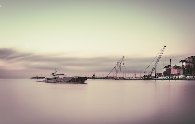 Photo gratuite longue épave de navire dans un port