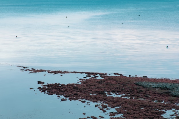 Une longue exposition shot de la côte de la mer et des vagues à Weymouth, Dorset, UK
