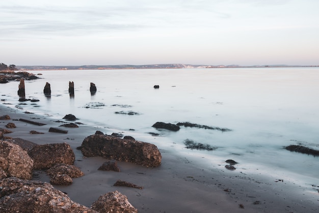 Une longue exposition shot des pierres sur la rive près de Portland, Weymouth, Dorset, UK