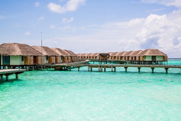 Longue jetée vide aux Maldives avec des récifs coralliens dans l'eau