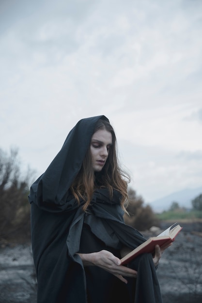 Longue mec en regardant un livre