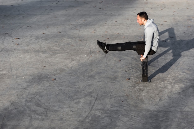 Longue tir sportif homme échauffement