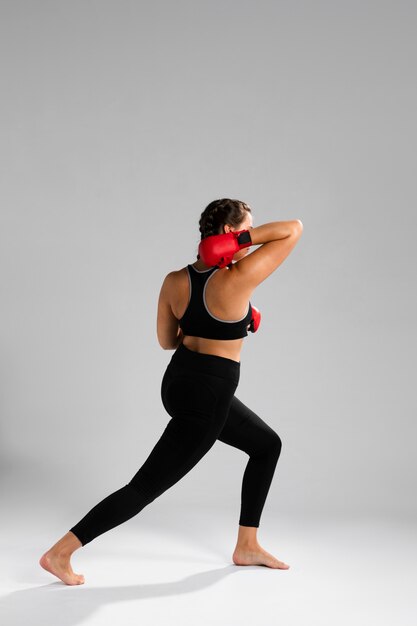 Longue vue de femme avec des gants