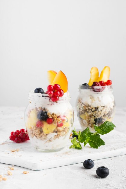 Longue vue de fruits dans des verres concept de mode de vie alimentaire bio