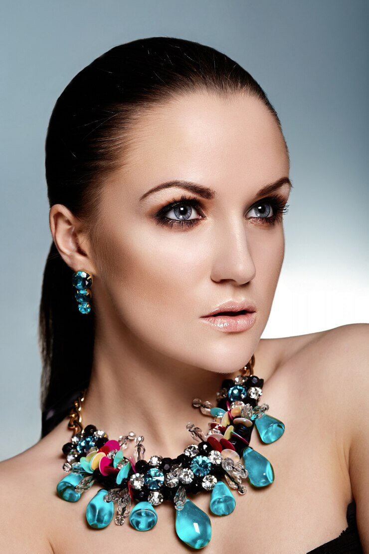 Photo gratuit look haute couture. glamour closeup portrait of beautiful brunette caucasian young woman model with healthy hair with perfect clean skin and blue accessoire jewelry