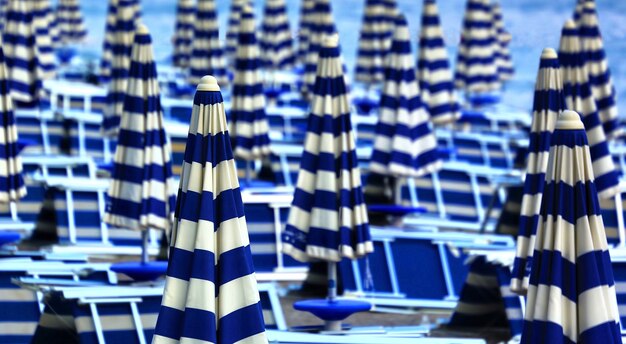 Lot de parasols blancs et bleus pendant la journée