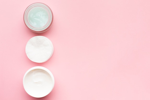 Photo gratuite lotions cosmétiques dans des conteneurs copie espace