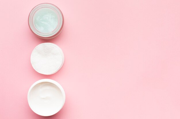 Lotions cosmétiques dans des conteneurs copie espace